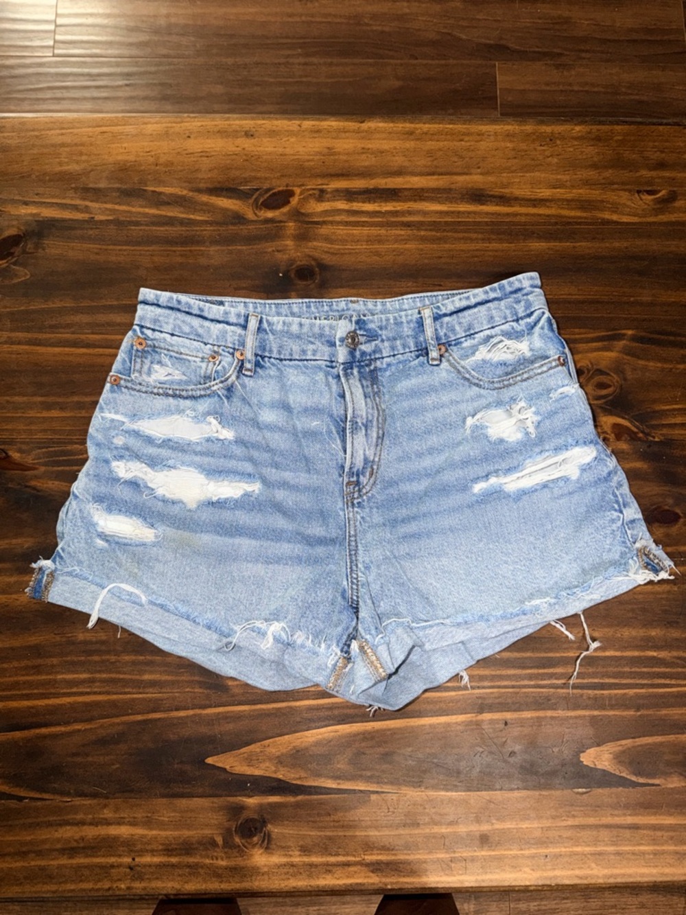 American Eagle Strigid High Waisted curvy relaxed shorts.